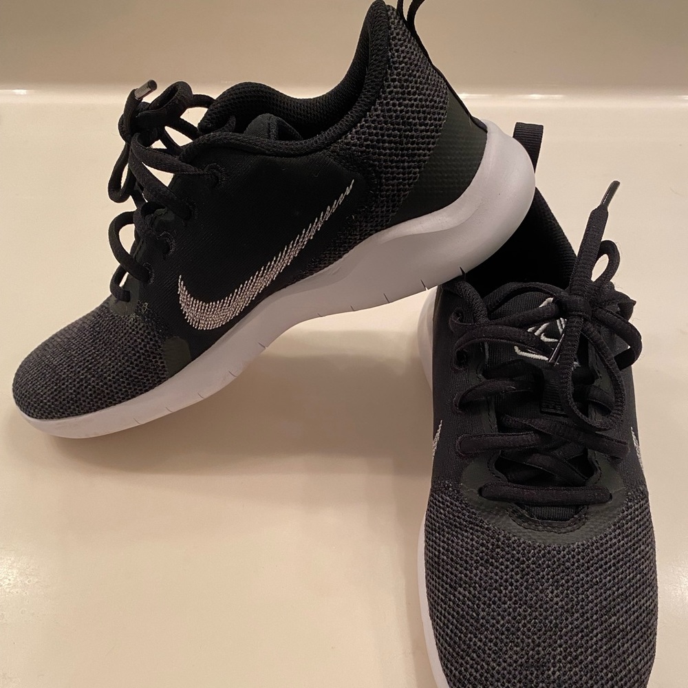 Size 6 Nike Flex Shoes